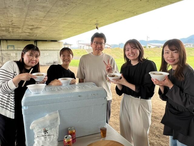 .
みなさんこんにちは！スタッフのささきです🧸
先日、芋煮会を開催しました🍂！今年も仙台からスペシャルゲストが来てくださり大盛り上がりでした😽
当日は天気が悪かったのですが、芋煮会の時間帯だけはやんでくれました🤣☔️！

火おこし隊のみなさまありがとうございました👏🏻
また来年も楽しみ🍒
#芋煮会 #山形 #井上公認会計士事務所